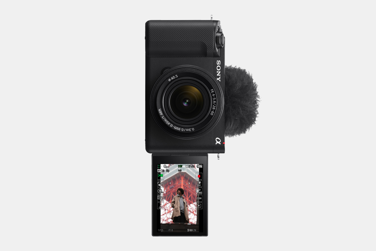 Камера ZV-E1 із зображенням чоловіка на повернутому вперед інформаційному РК-дисплеї у вертикальній орієнтації