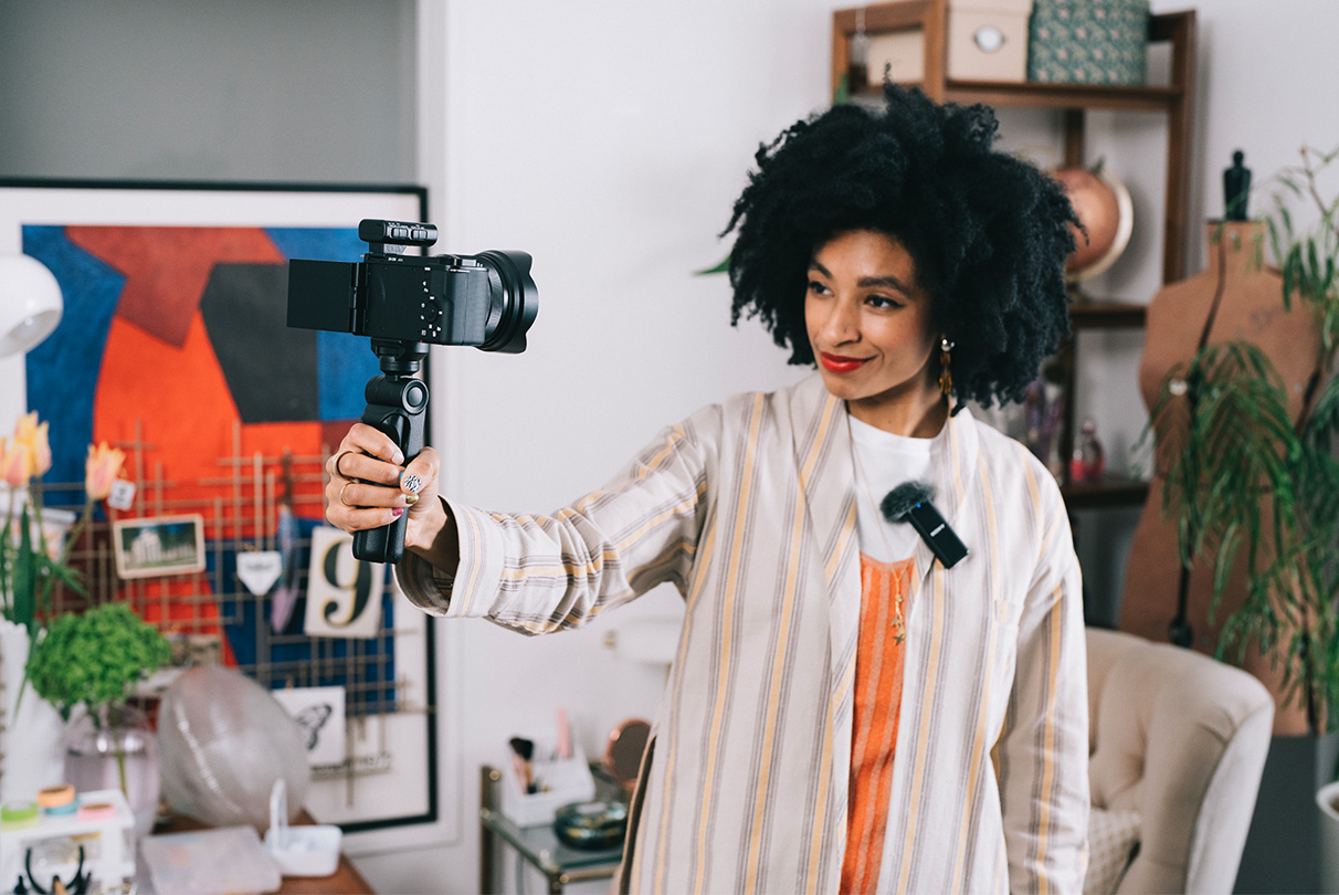 На відміну від аналогового передавання аудіо, вас не турбуватимуть перешкоди кабельного сигналу. Підключіть будь-який мікрофон Sony до камери ZV-E10 через цифровий аудіоінтерфейс багатоінтерфейсного роз’єму, щоб отримувати чистий цифровий звук майже без шумів. Або ви можете підключити улюблений мікрофон через роз’єм для мікрофона для ще кращого звуку.