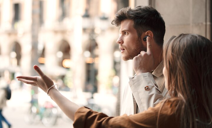Зображення чоловіка, що вмикає режим швидкої уваги в навушниках WF-1000XM3