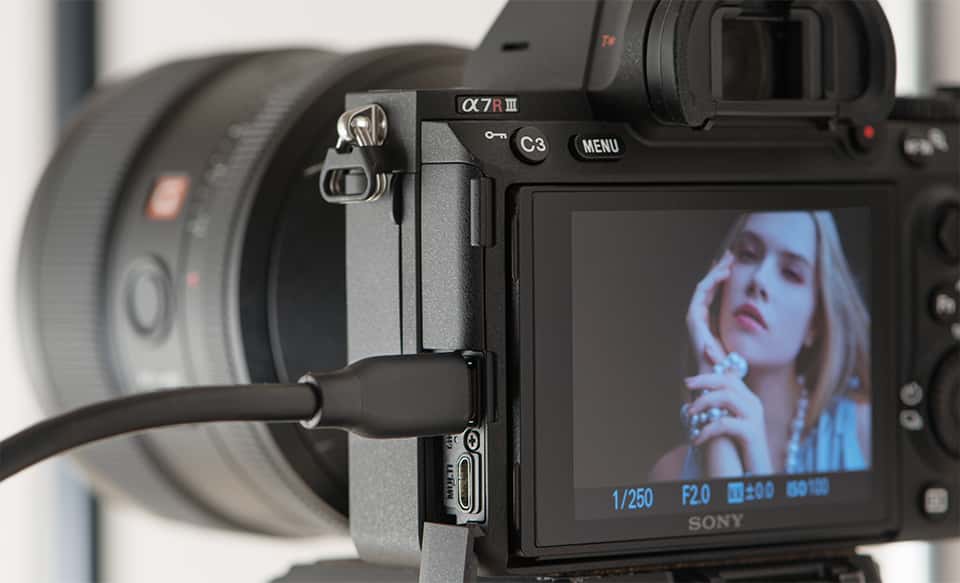Камера α7R III з 35-міліметровою повнокадровою матрицею та