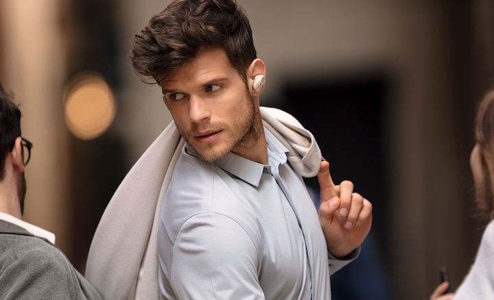 Зображення чоловіка, що користується повністю бездротовими навушниками WF-1000XM3